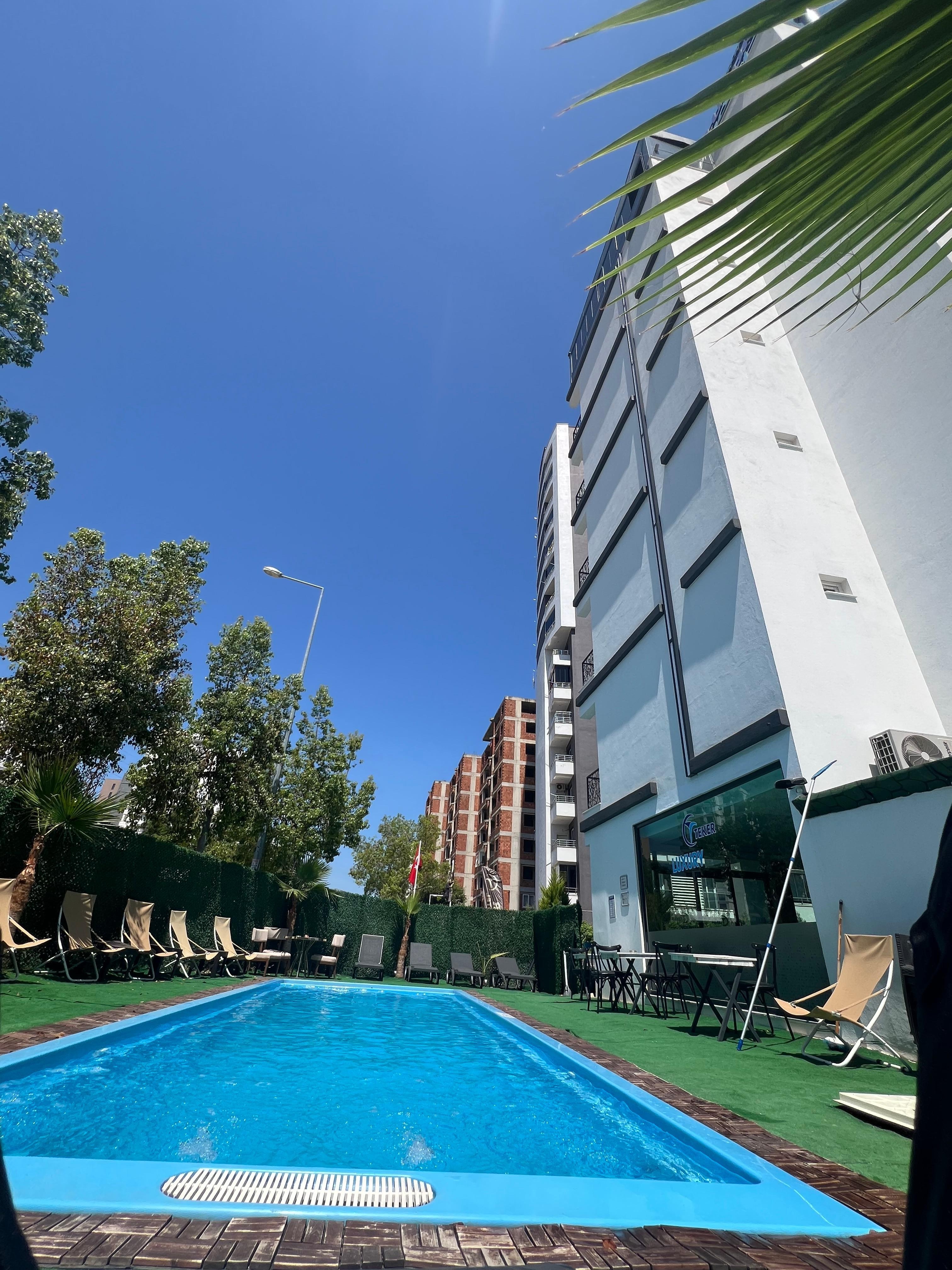 Schwimmbecken vorm Hotel