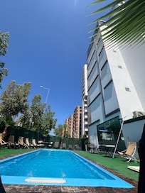 Schwimmbecken vorm Hotel