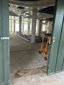 No lobby or concierge