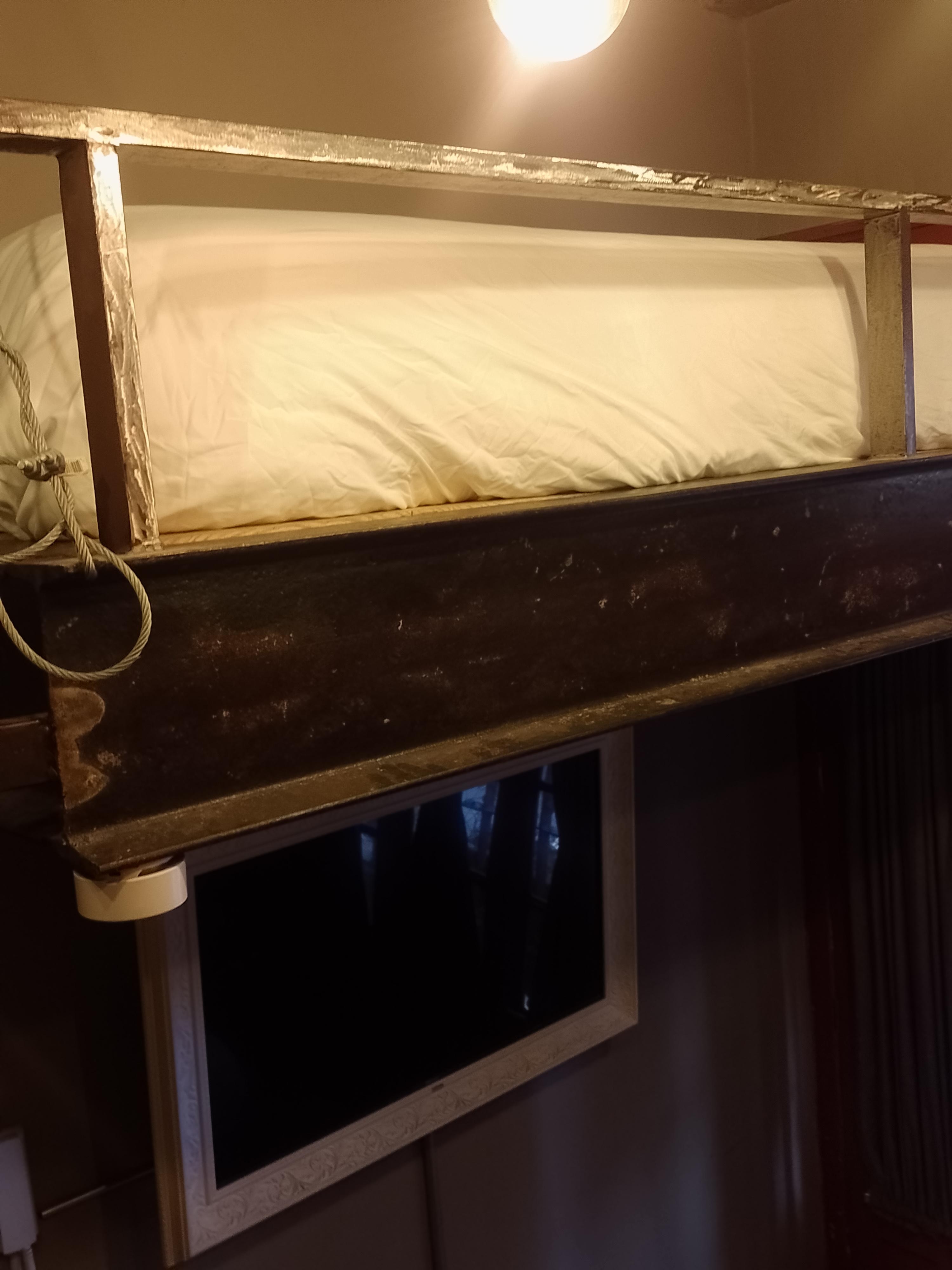 Les dejo estás fotos para que vean y lo tomen en cuenta no había manera que me pudiera dormir en ese colchón  el olor es muy fuerte sumado a lo sucio 