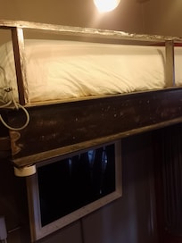 Les dejo estás fotos para que vean y lo tomen en cuenta no había manera que me pudiera dormir en ese colchón el olor es muy fuerte sumado a lo sucio