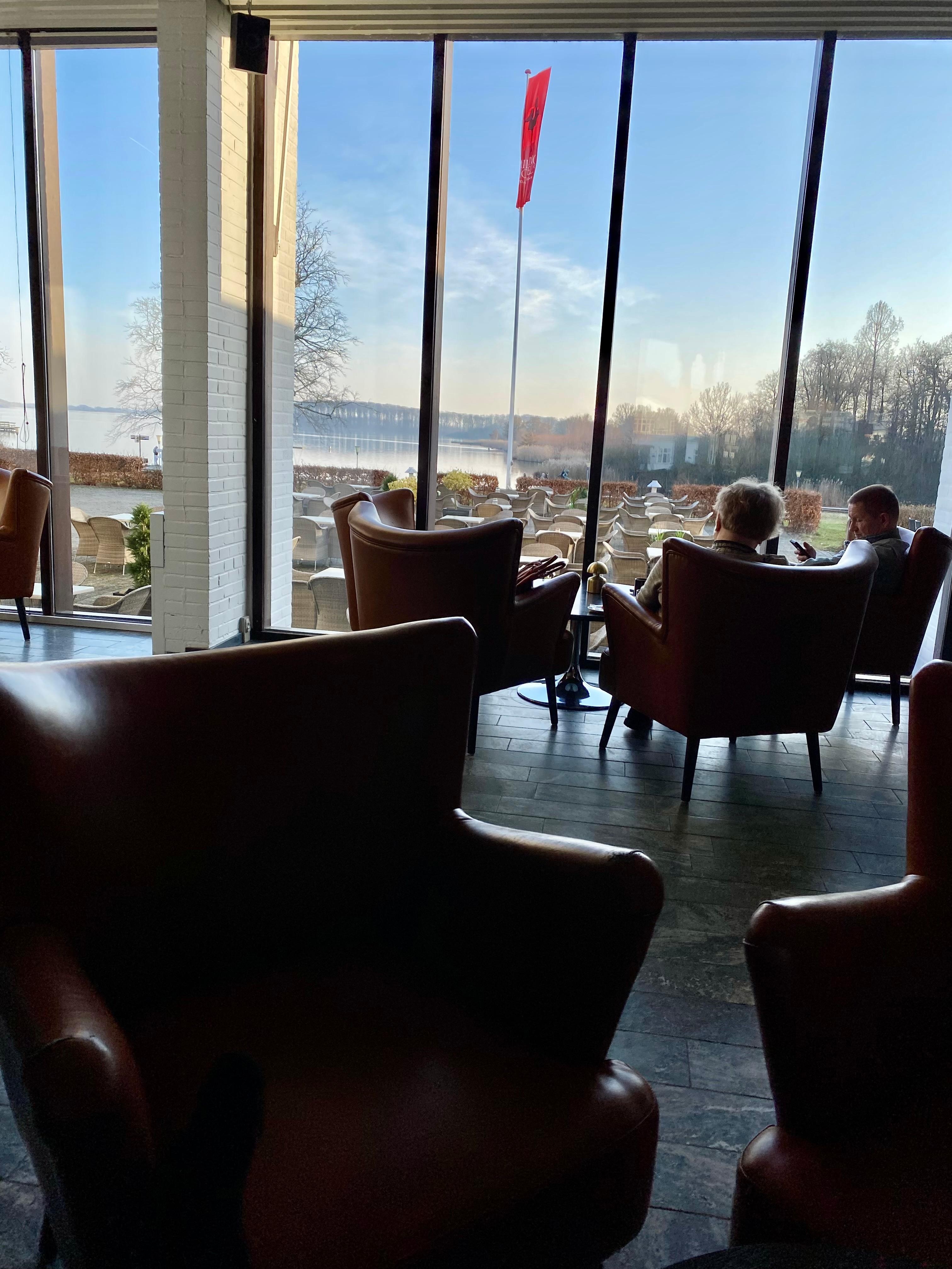 Gratis kaffe og kage indtages med flot udsigt over søen.