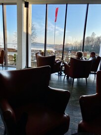 Gratis kaffe og kage indtages med flot udsigt over søen.