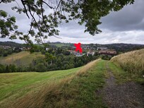 Blick vom Wanderweg auf das Haus