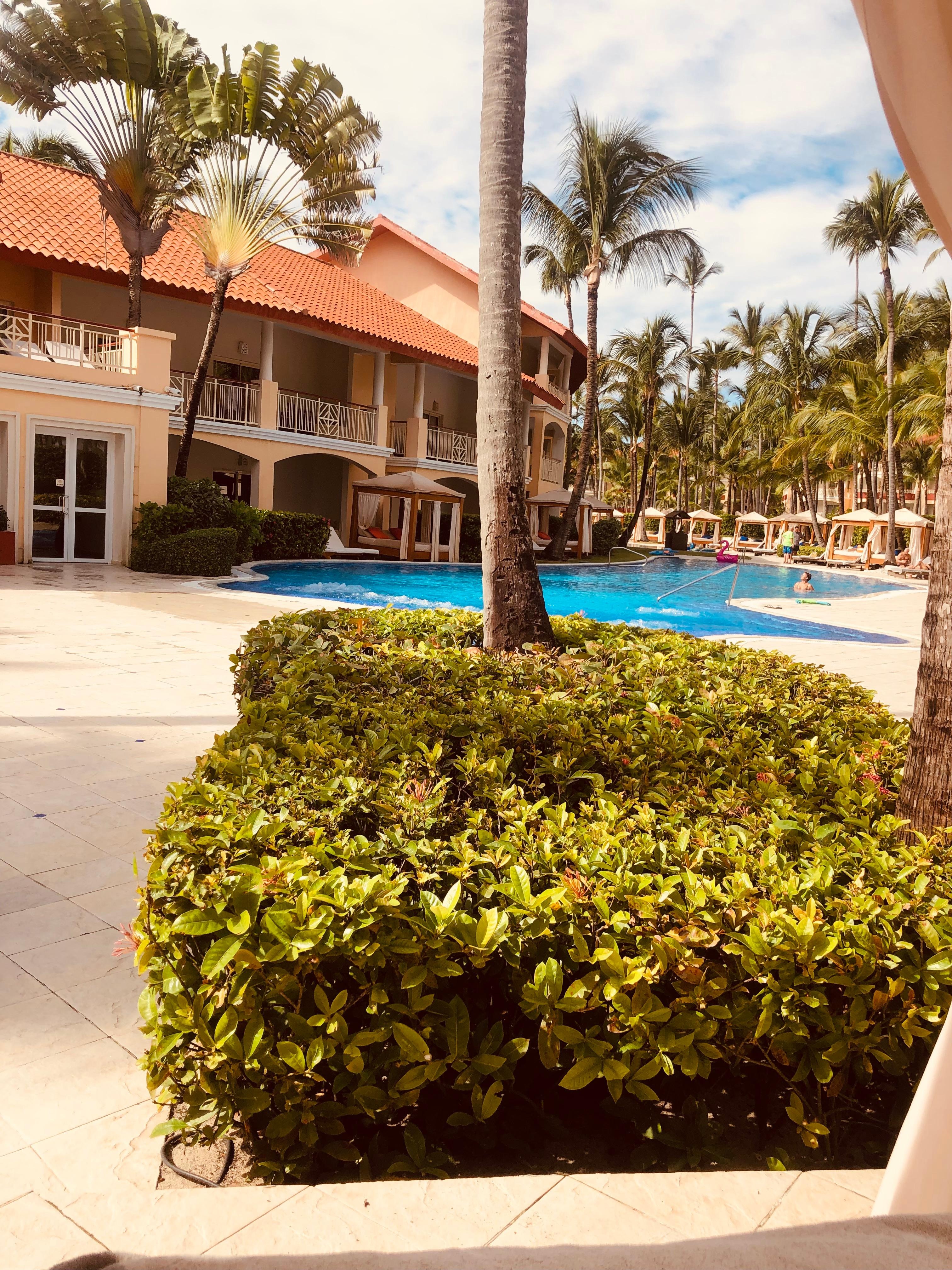 Área de piscina, limpia y confortable.