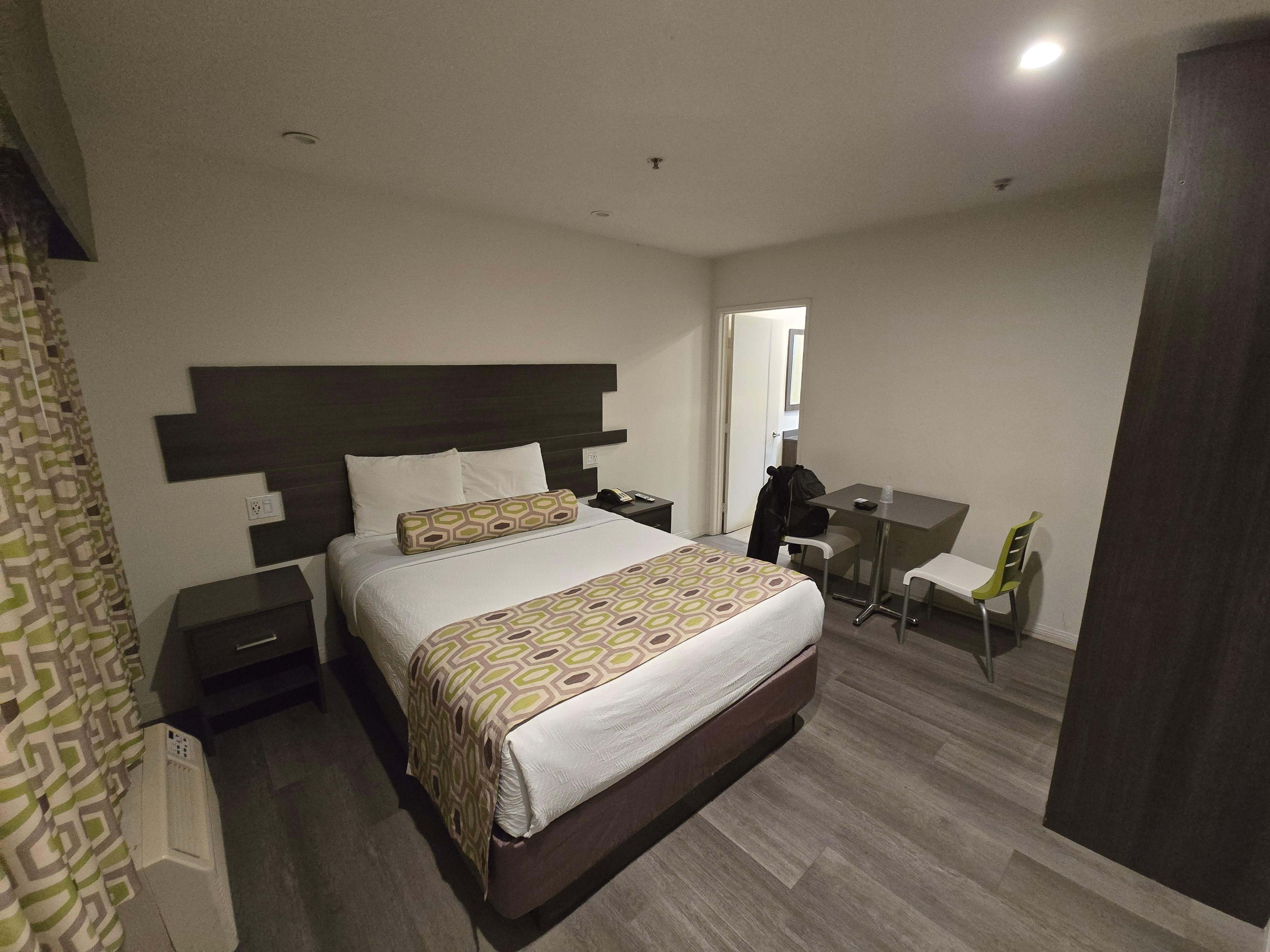 Zimmer mit Bett und Sitzecke