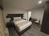 Zimmer mit Bett und Sitzecke