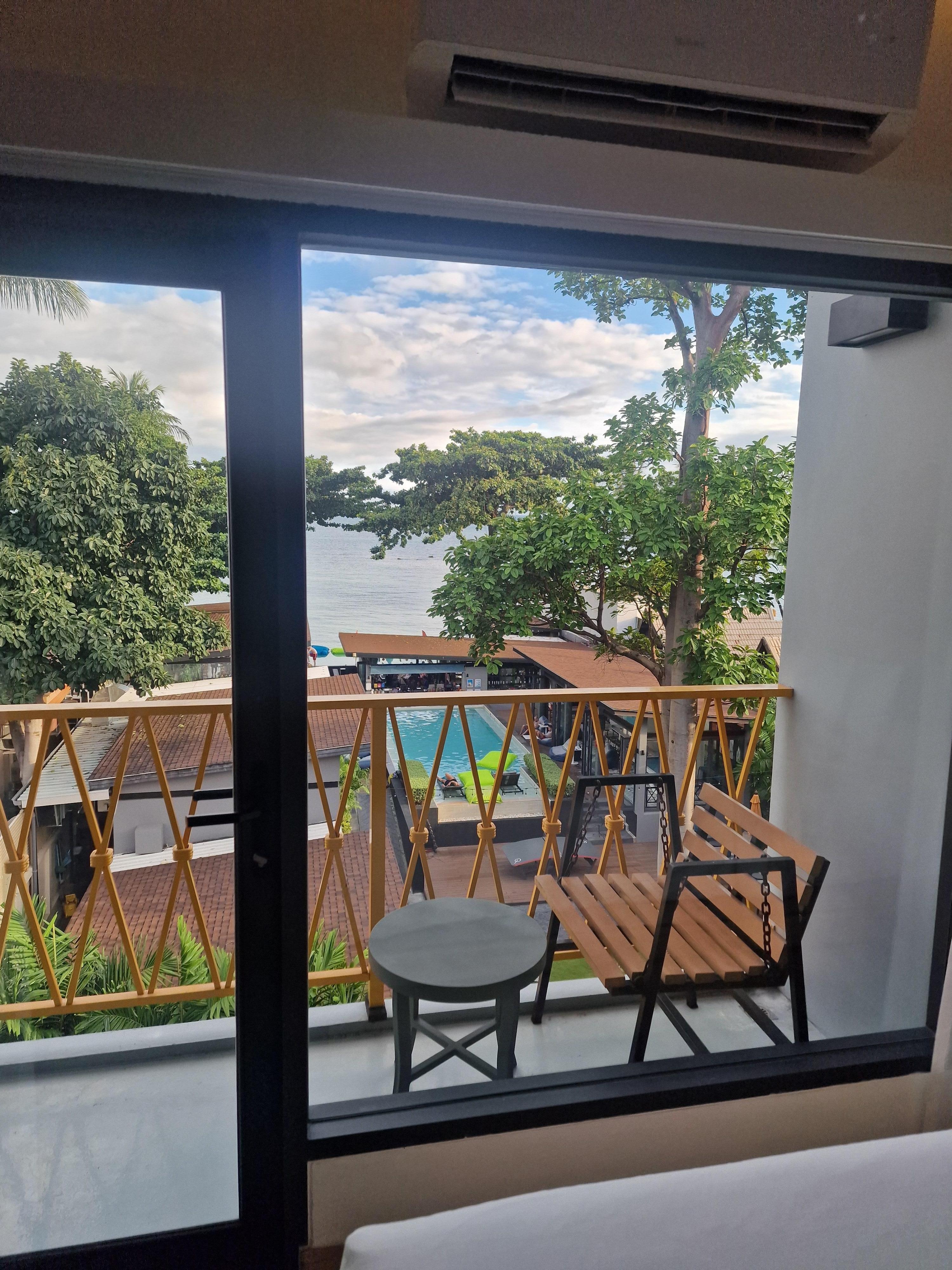 Le balcon n'est pas large mais on apprécie beaucoup,  car c'est mieux que rien , vitres épaisses.