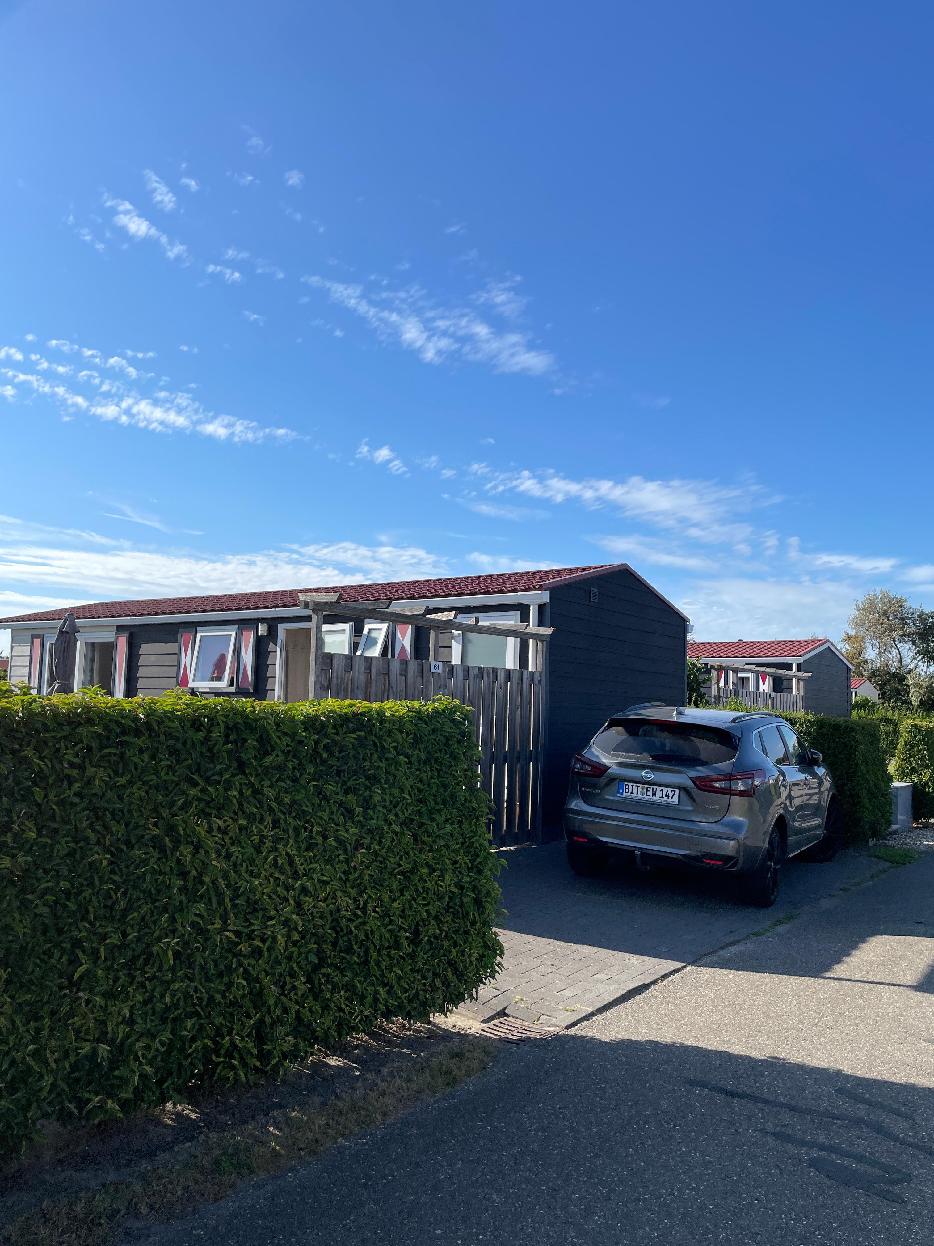 Vor unserem Chalet mit einem parkplatz