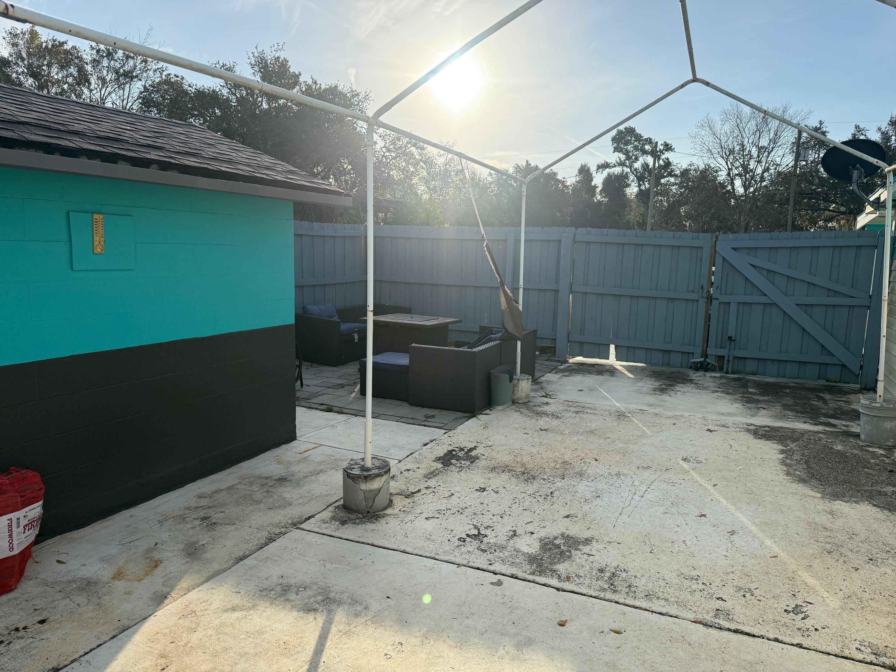 Cute interior, but exterior could use clean up and updating...