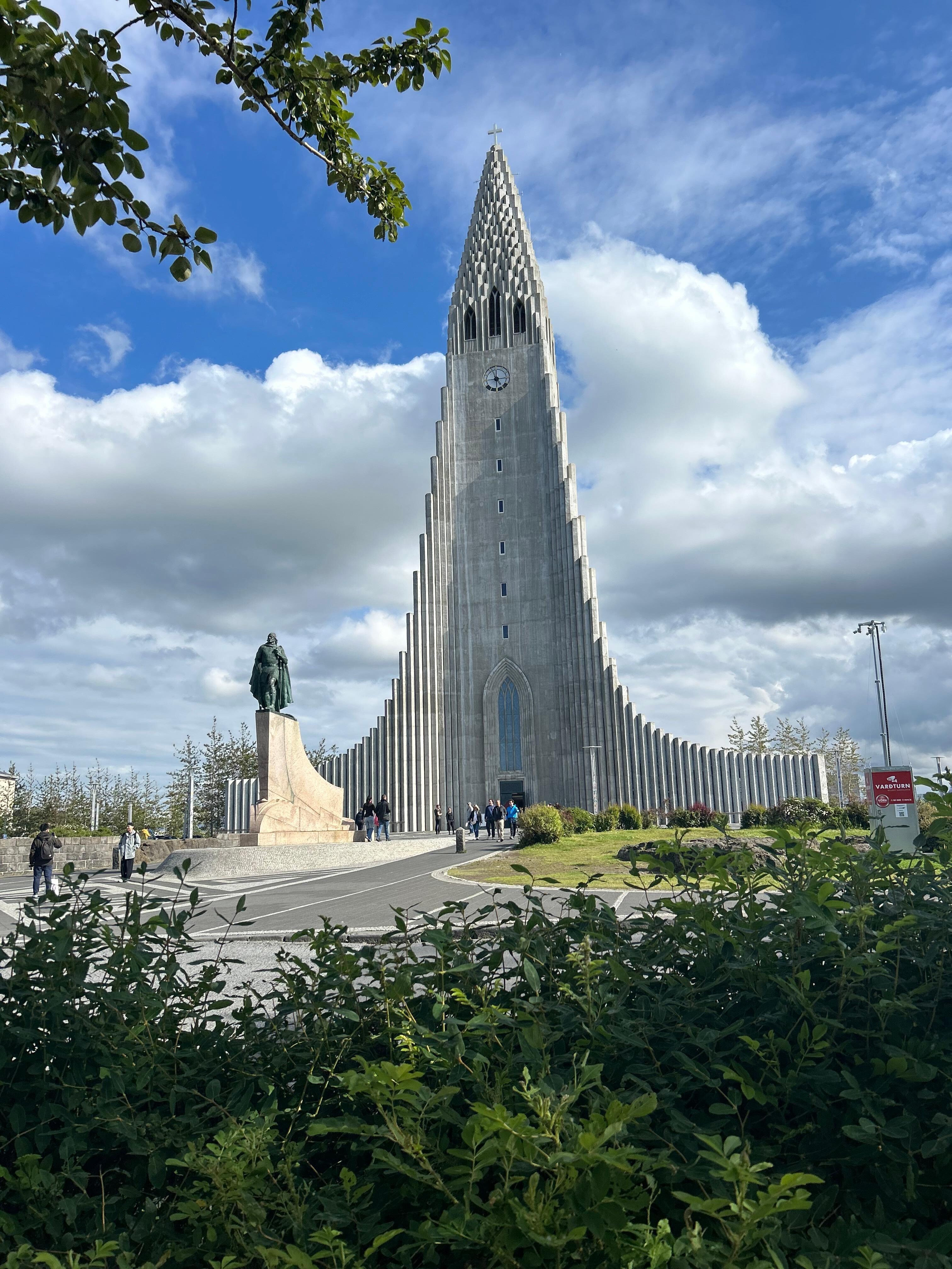 L’église en face de l’hotel
