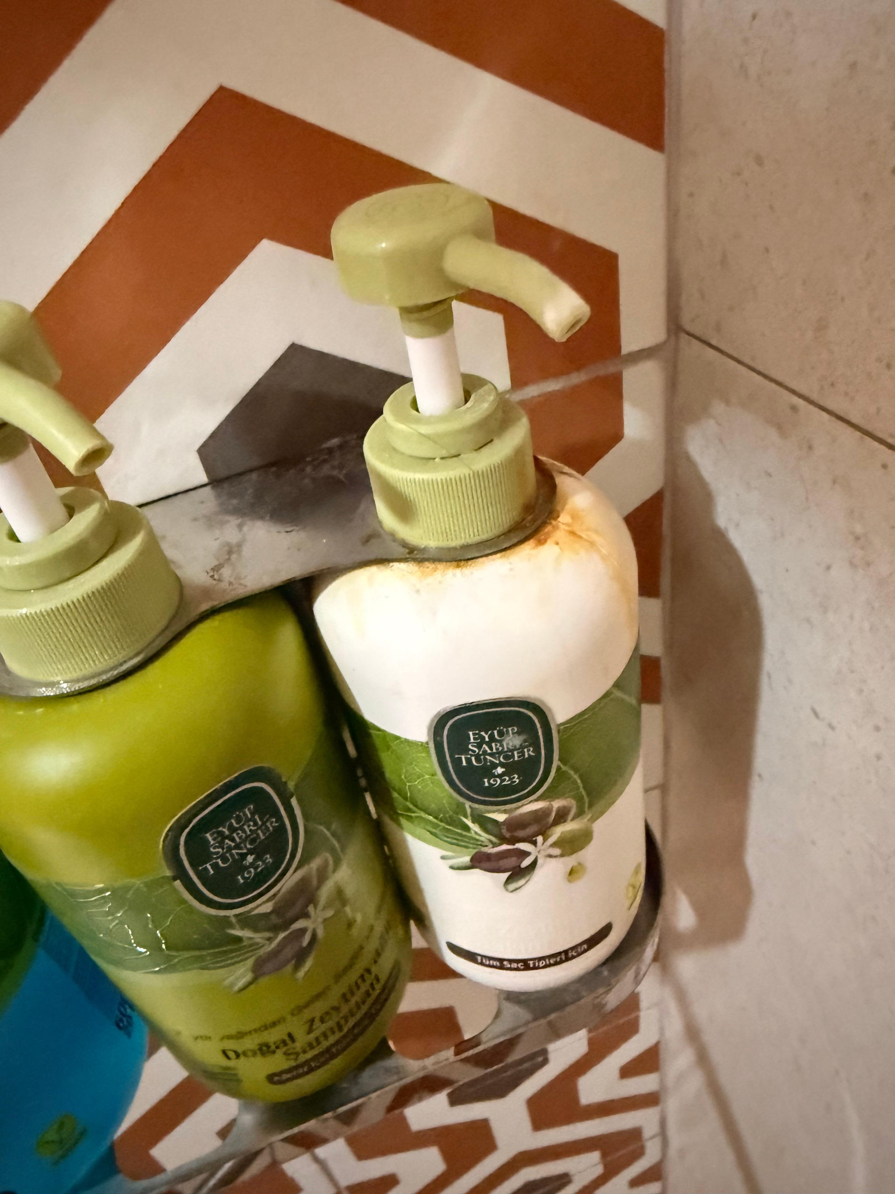 Rusty and empty shampoos