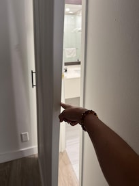 Unsafe bathroom door and no pricacy