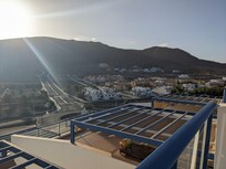 Blick von der Terrasse auf die Neubausiedlung schräg gegenüber.