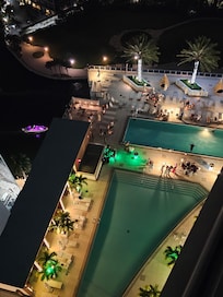Vista nocturna del balcón hacia alberca 1