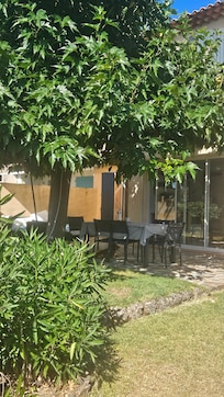 Schöner Essplatz auf der Terrasse