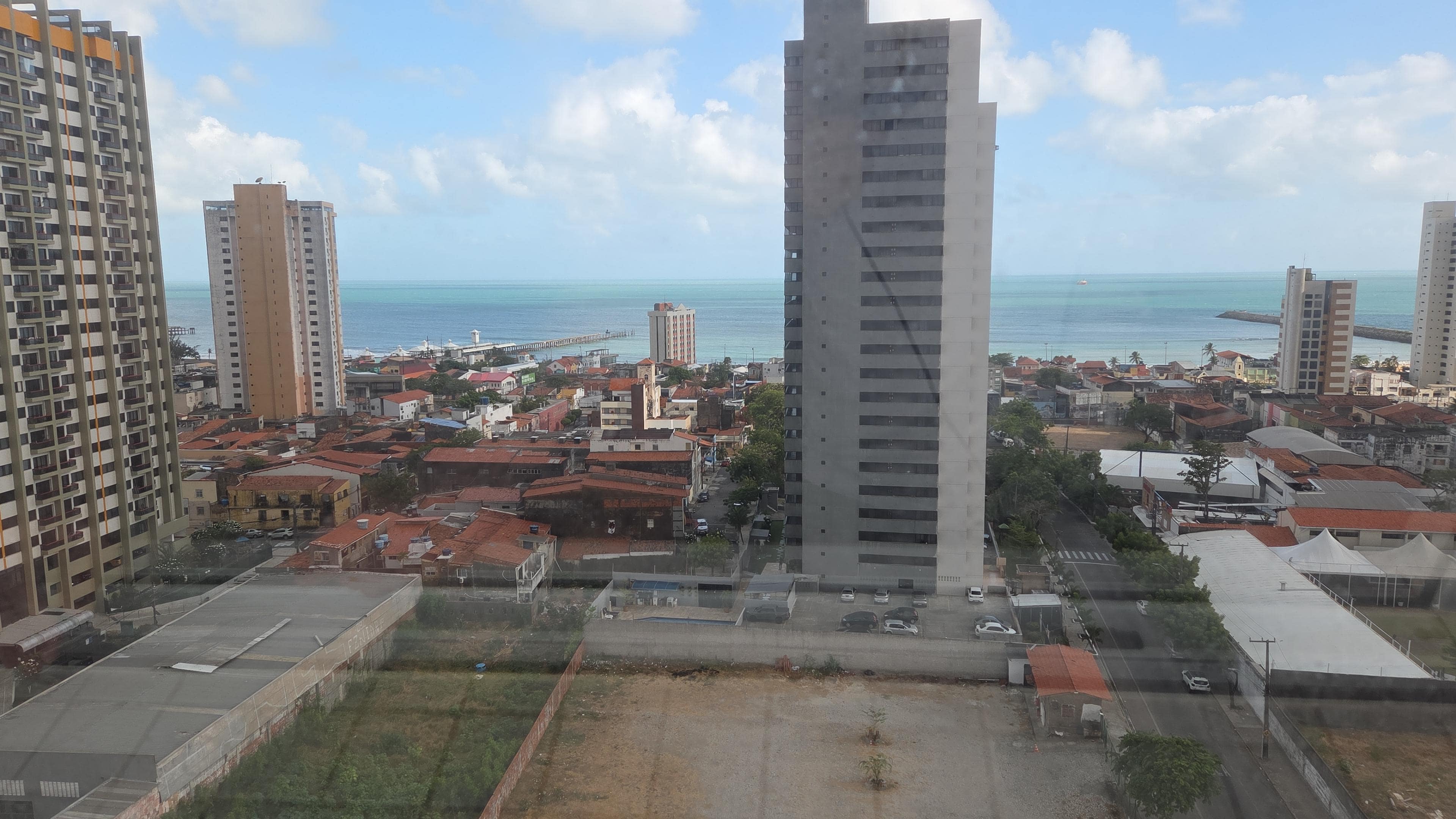 Vista da janela do corredor do hotel.