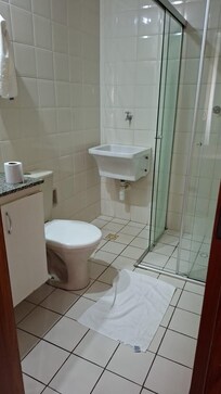 banheiro com tanque (lavanderia)