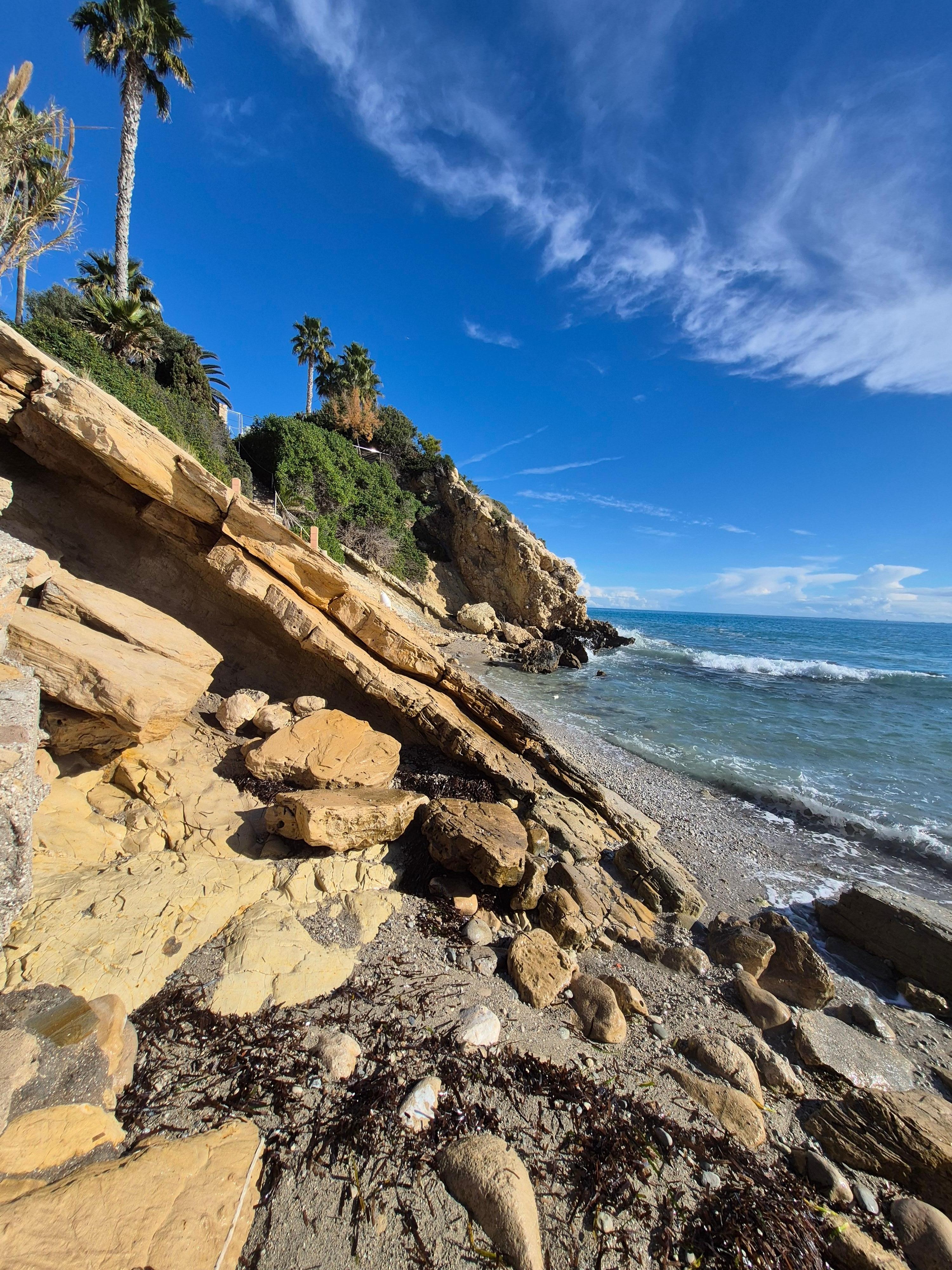 Schön, aber nur bei ruhiger See zum Baden geeignet,  für Kinder eher nicht, Badeschuhe empfohlen wegen der Steine 