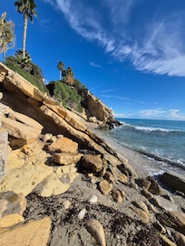 Schön, aber nur bei ruhiger See zum Baden geeignet, für Kinder eher nicht, Badeschuhe empfohlen wegen der Steine