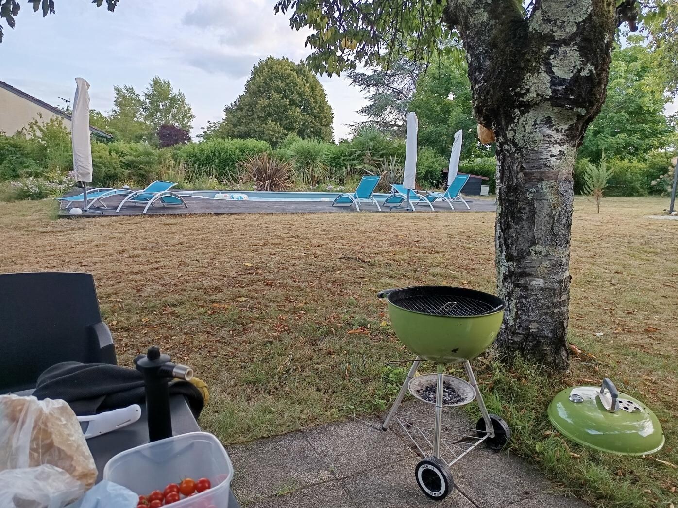 Barbecue le soir sur la terrasse entre l'entrée du gite et la piscine.
Le boucher se Sorges à coté du Coop a une très bonne viandes.