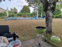 Barbecue le soir sur la terrasse entre l'entrée du gite et la piscine.
Le boucher se Sorges à coté du Coop a une très bonne viandes.