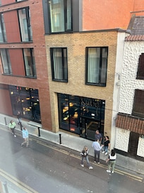 Blick auf die Straße aus dem Zimmer