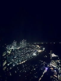 主臥夜景