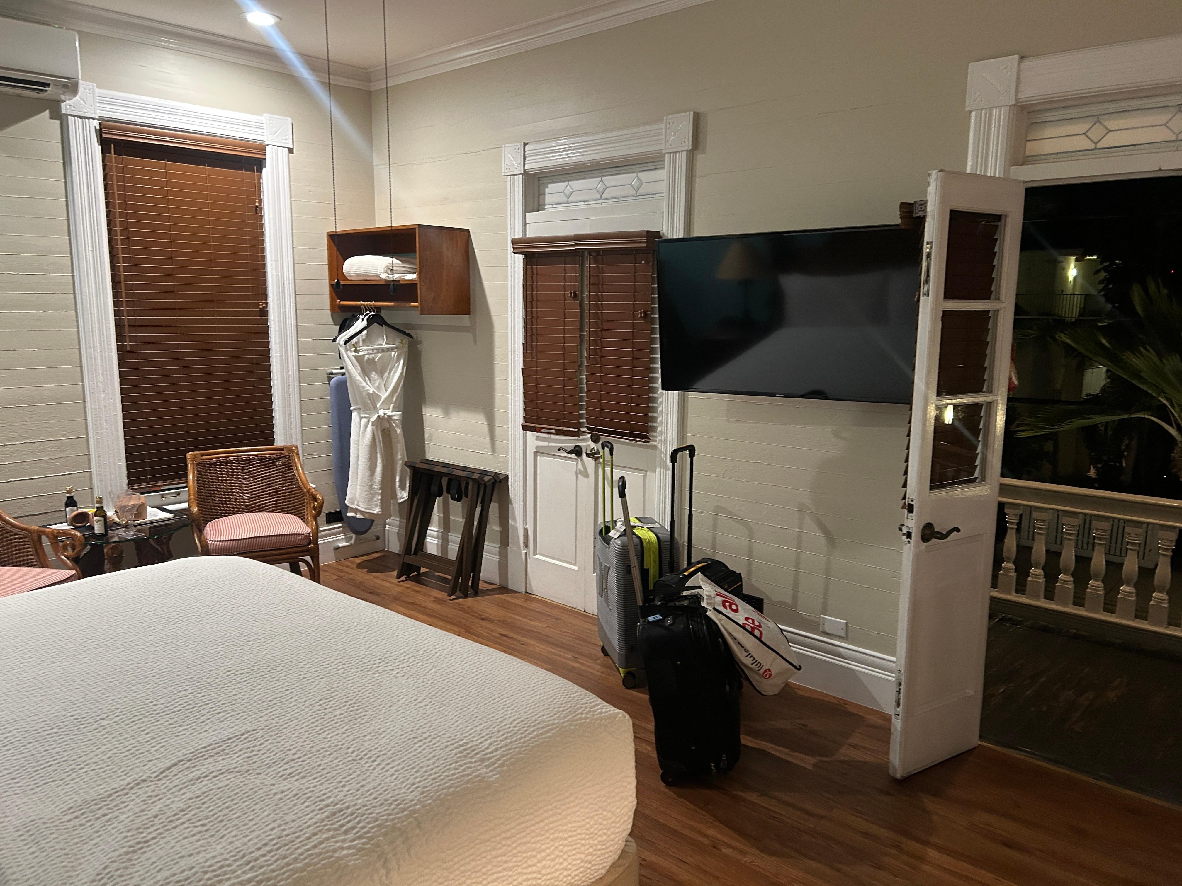 Well appointed cute room