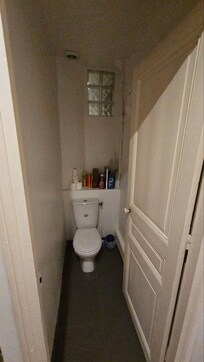 Im WC gab es einige größere Bohrlöcher in der Wand. Laut Aussage des Vermieters kommen sie vom Nachbarn und werden bald verschlossen.