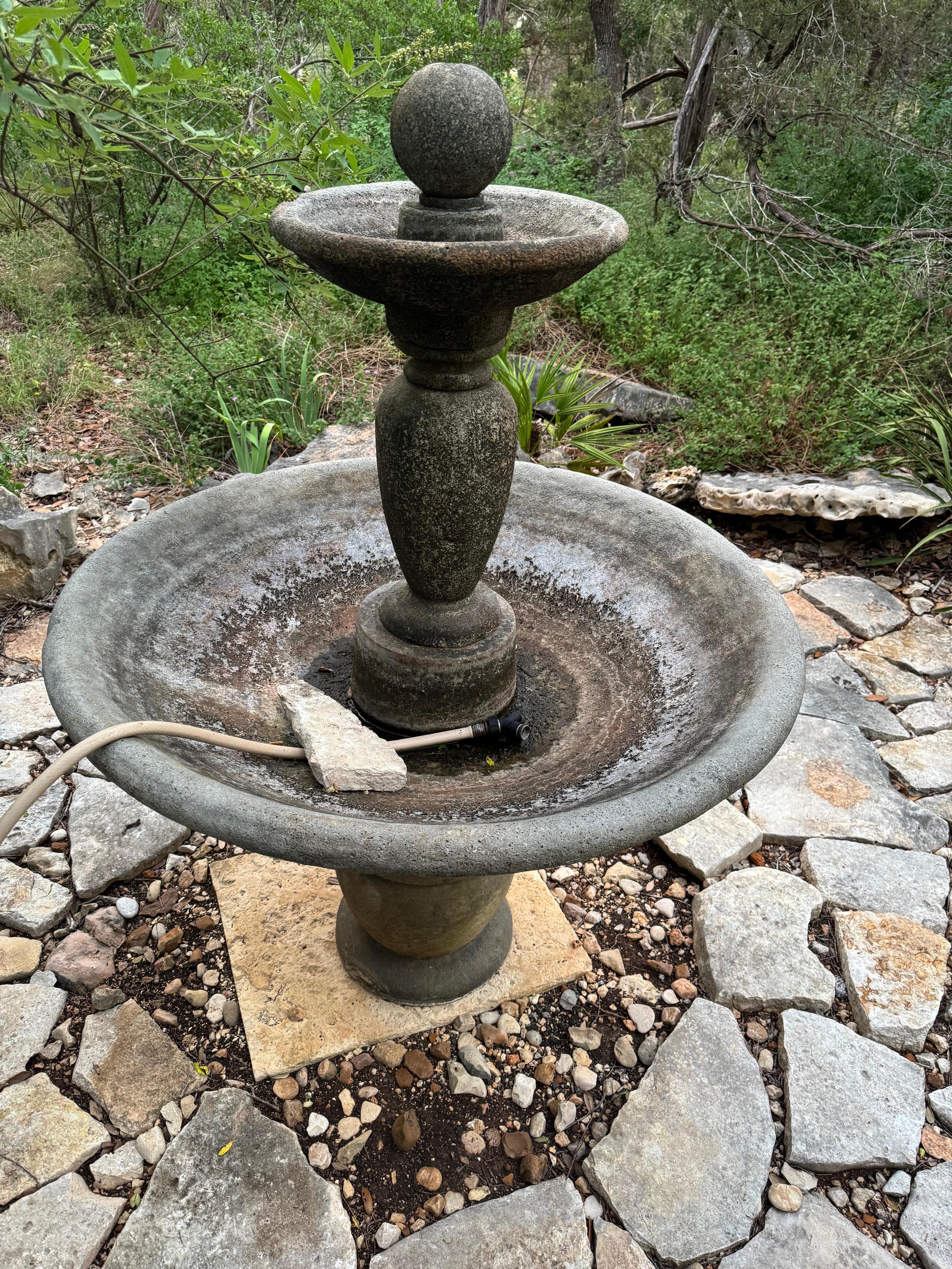 Water fountain not working and dirty. 