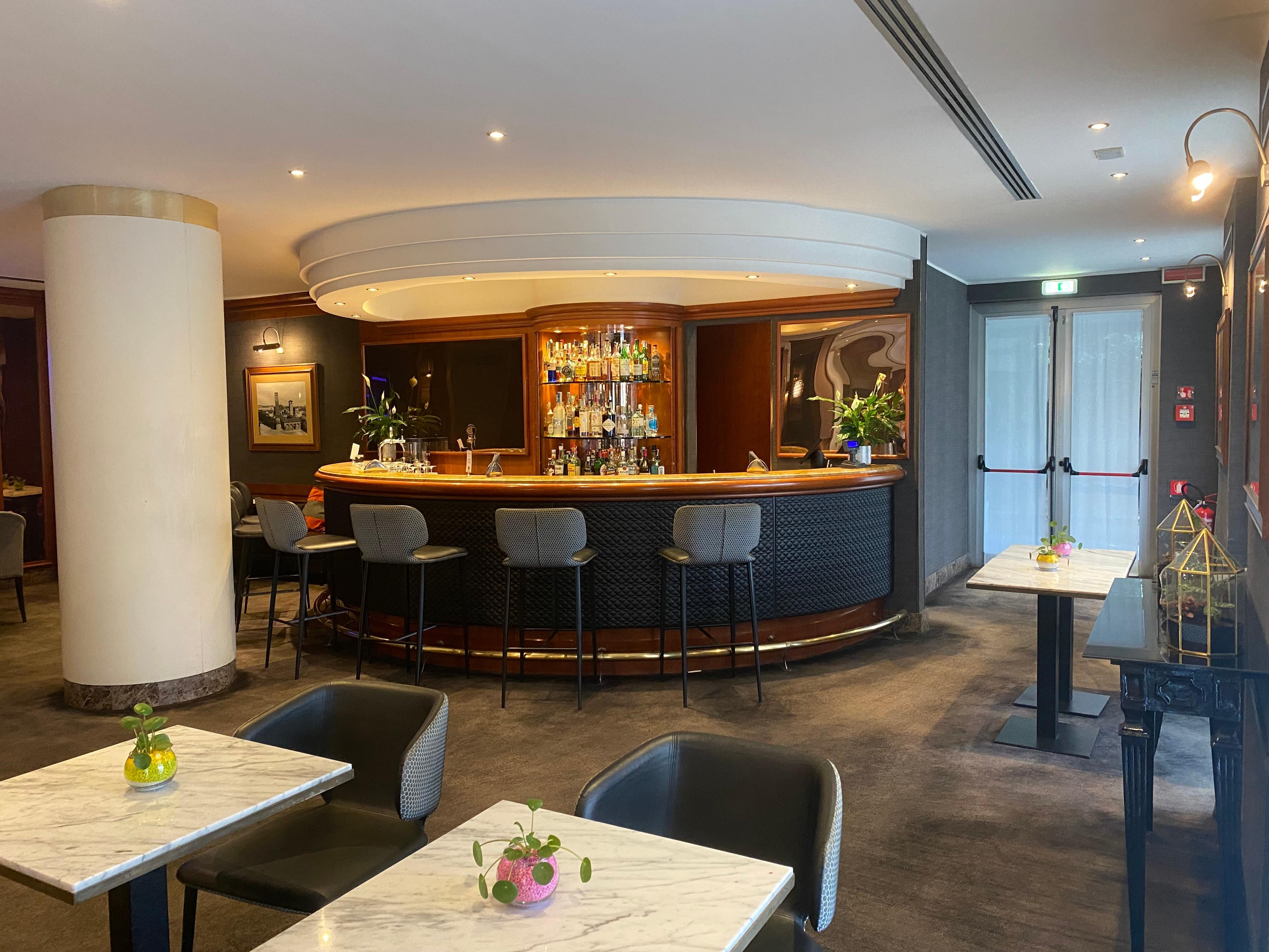 The bar and dinner area at the hotel lobby