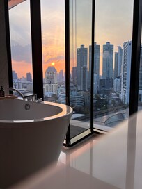 The bathroom view executive suite