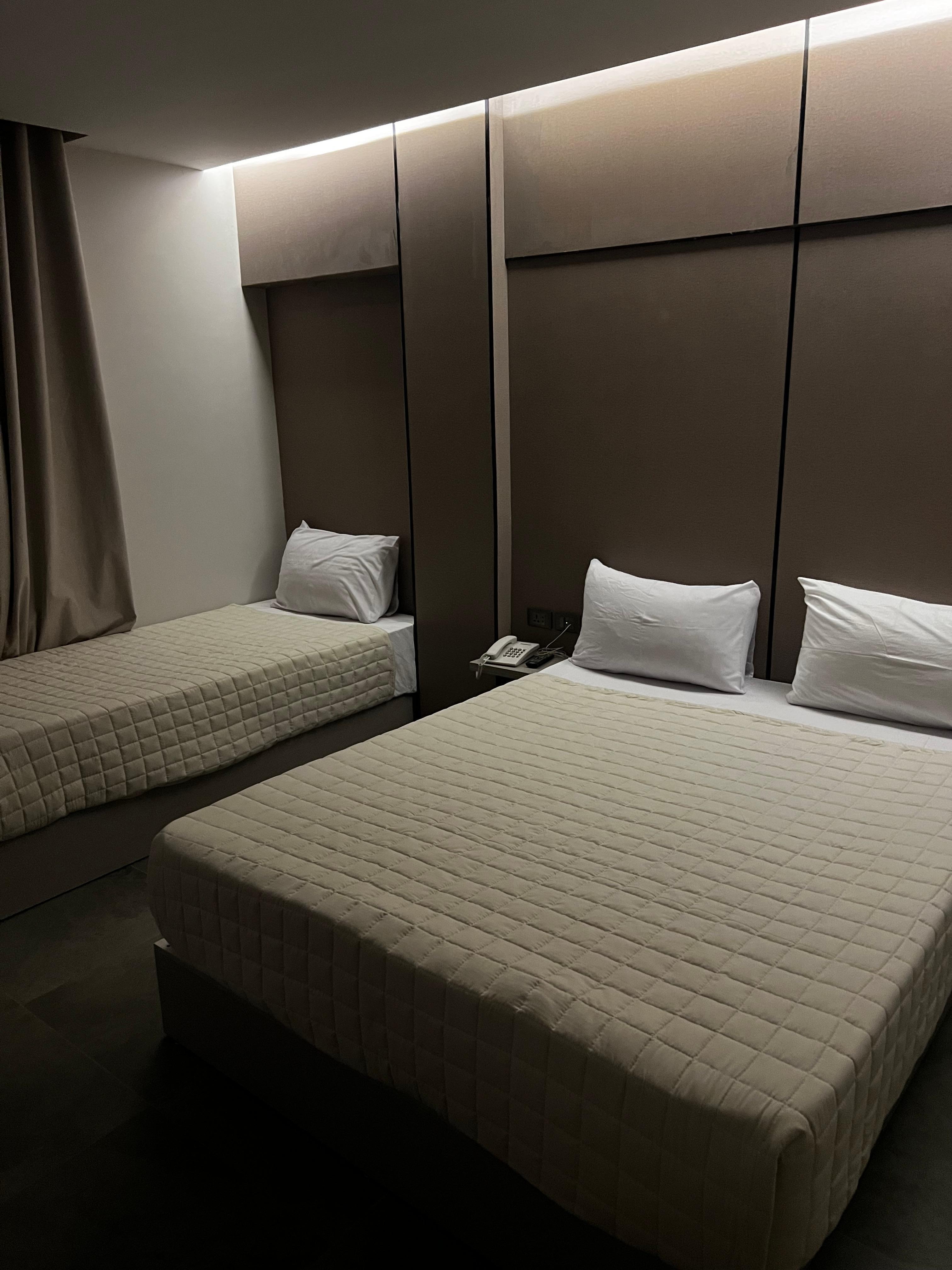 Granted, somewhat clean, but nowhere near the “upscaled” pictures they show on Expedia. 