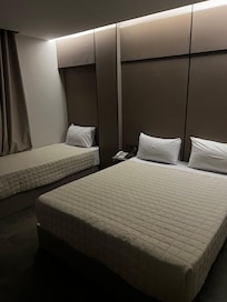 Granted, somewhat clean, but nowhere near the “upscaled” pictures they show on Expedia.