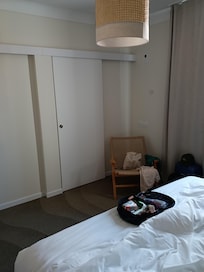 Manque meubles de rangements. Pas de TV