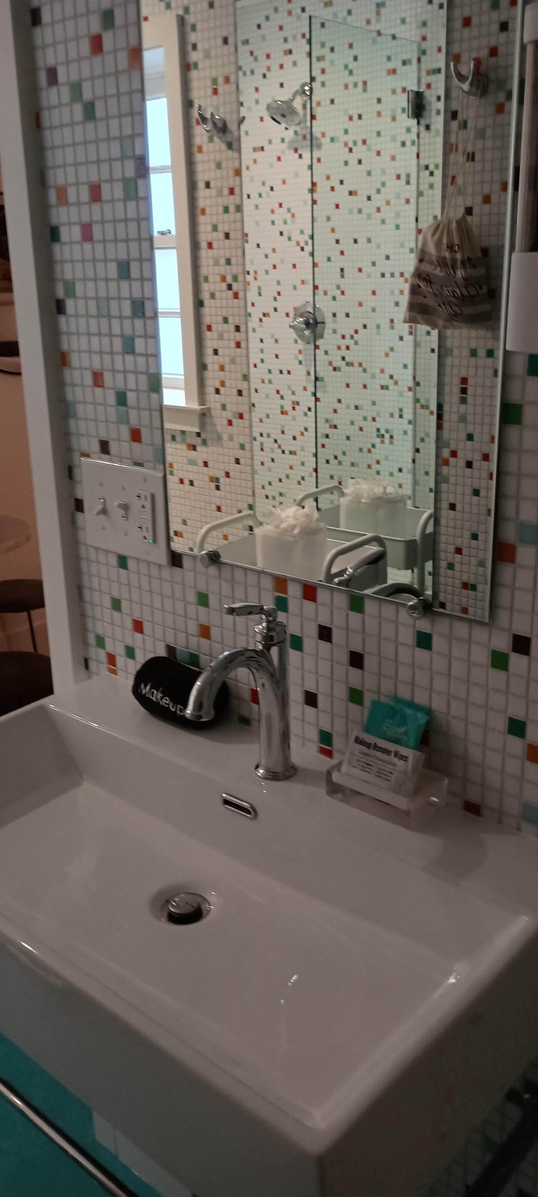 Cute bathroom, well stocked, high quality towels 