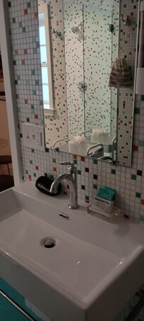 Cute bathroom, well stocked, high quality towels