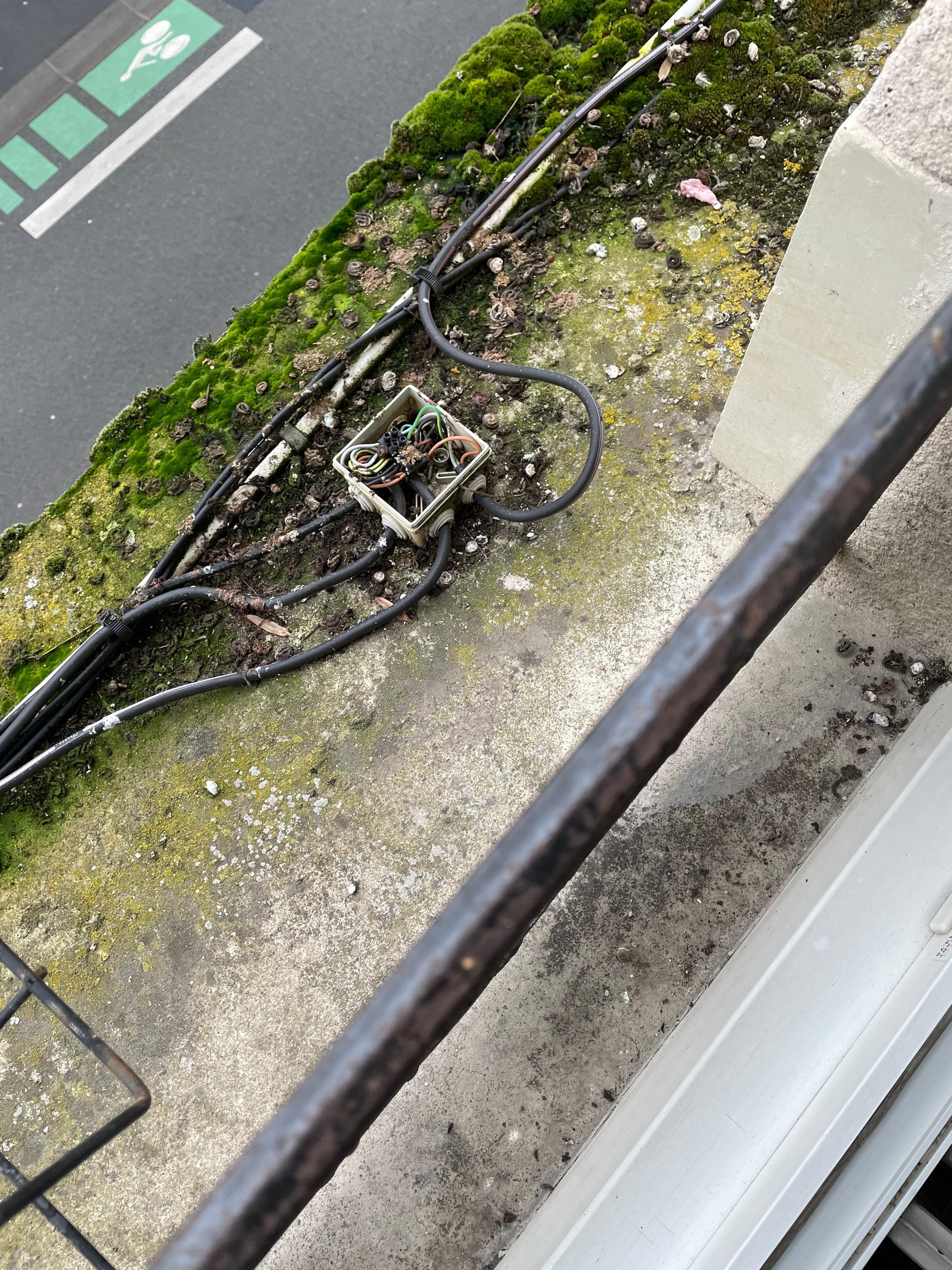 Électricité pas aux normes sous ma fenêtre de chambre 