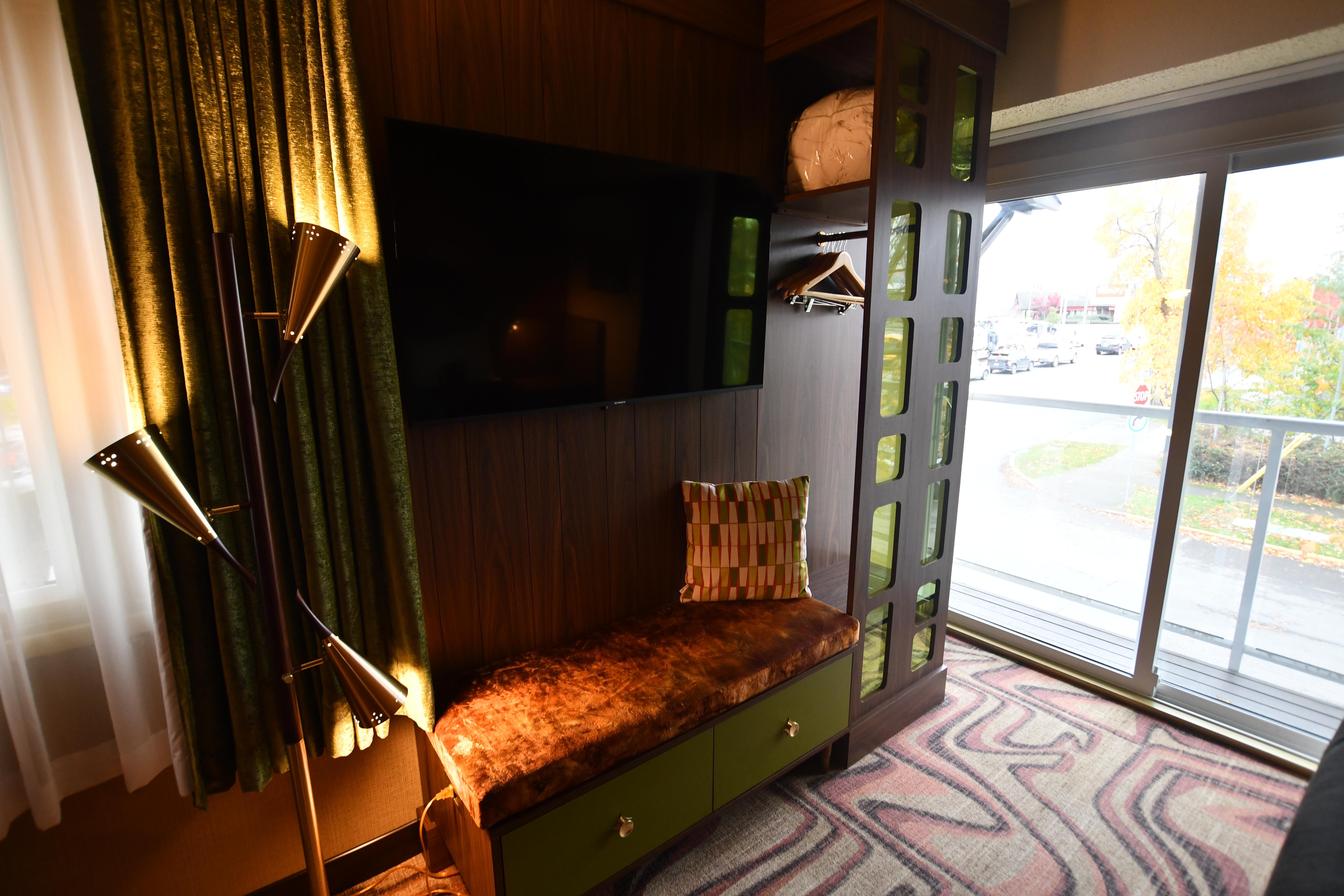 View of the room and additional seating + storage area. Plus there's a nice TV if you want/need it - I didn't use.