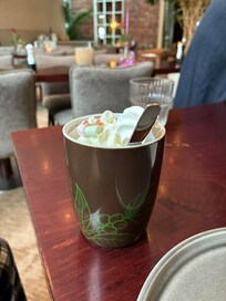 Fanns det bord med gör din egen varm choklad-buffé. Uppskattades av sonen!