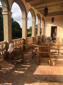 Agradable terraza junto a dos habitaciones. En cada extremidad un cuarto de baño completo