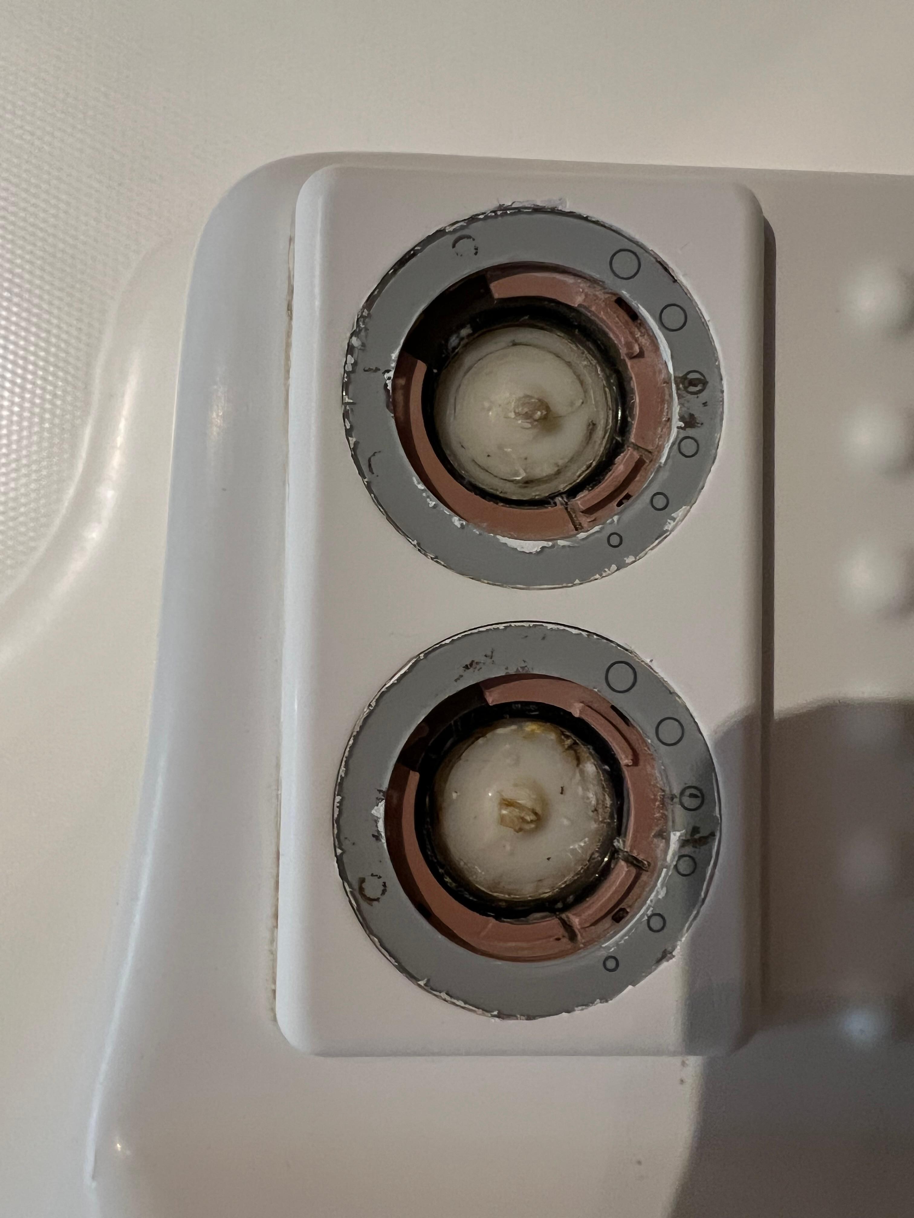 Control knobs on soaker tub 