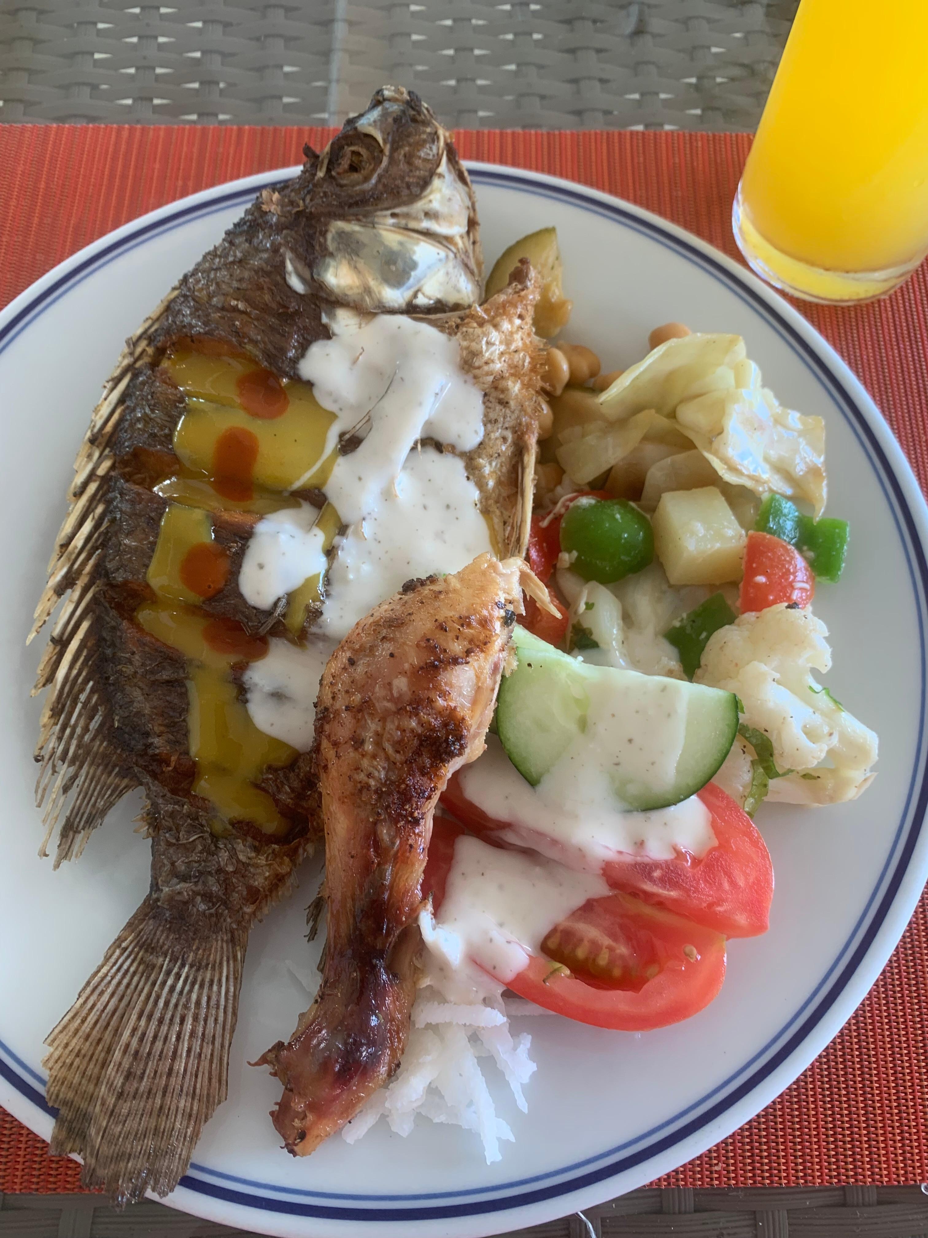 Lunchtime food at the buffet 