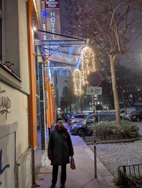 Ingången. Lugn tyst gata