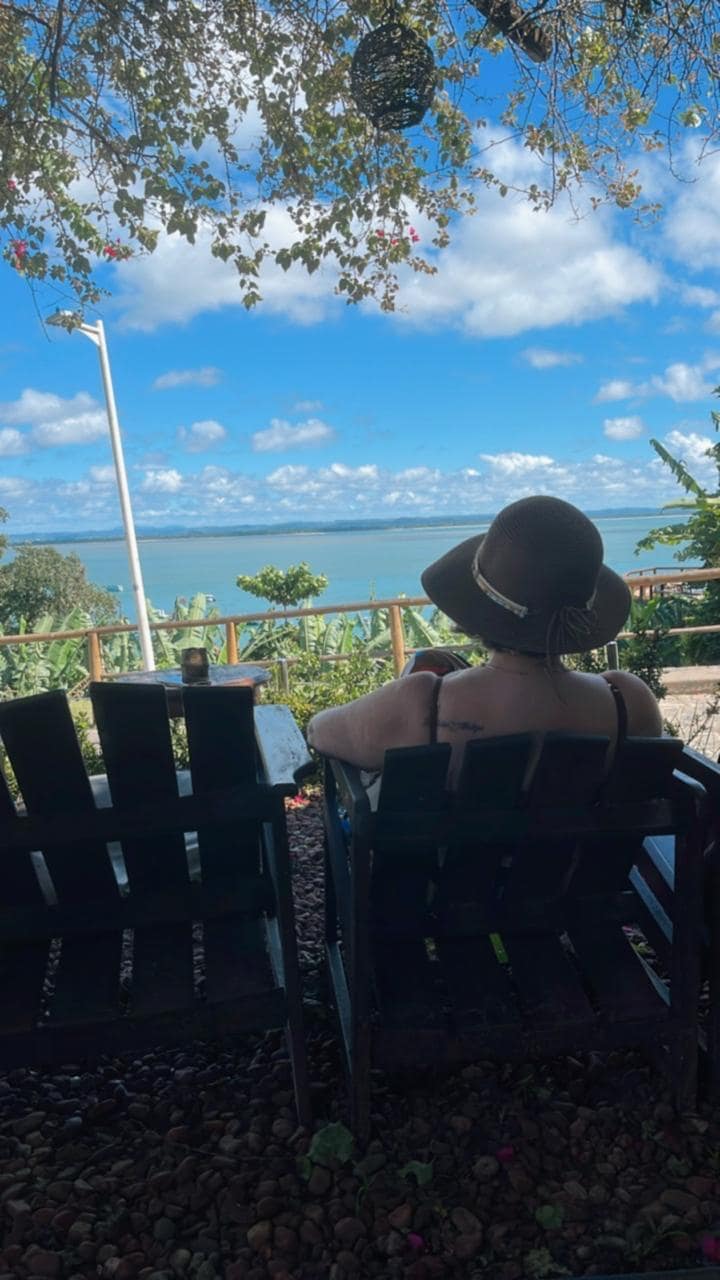 Área da recepção com vista para o mar.