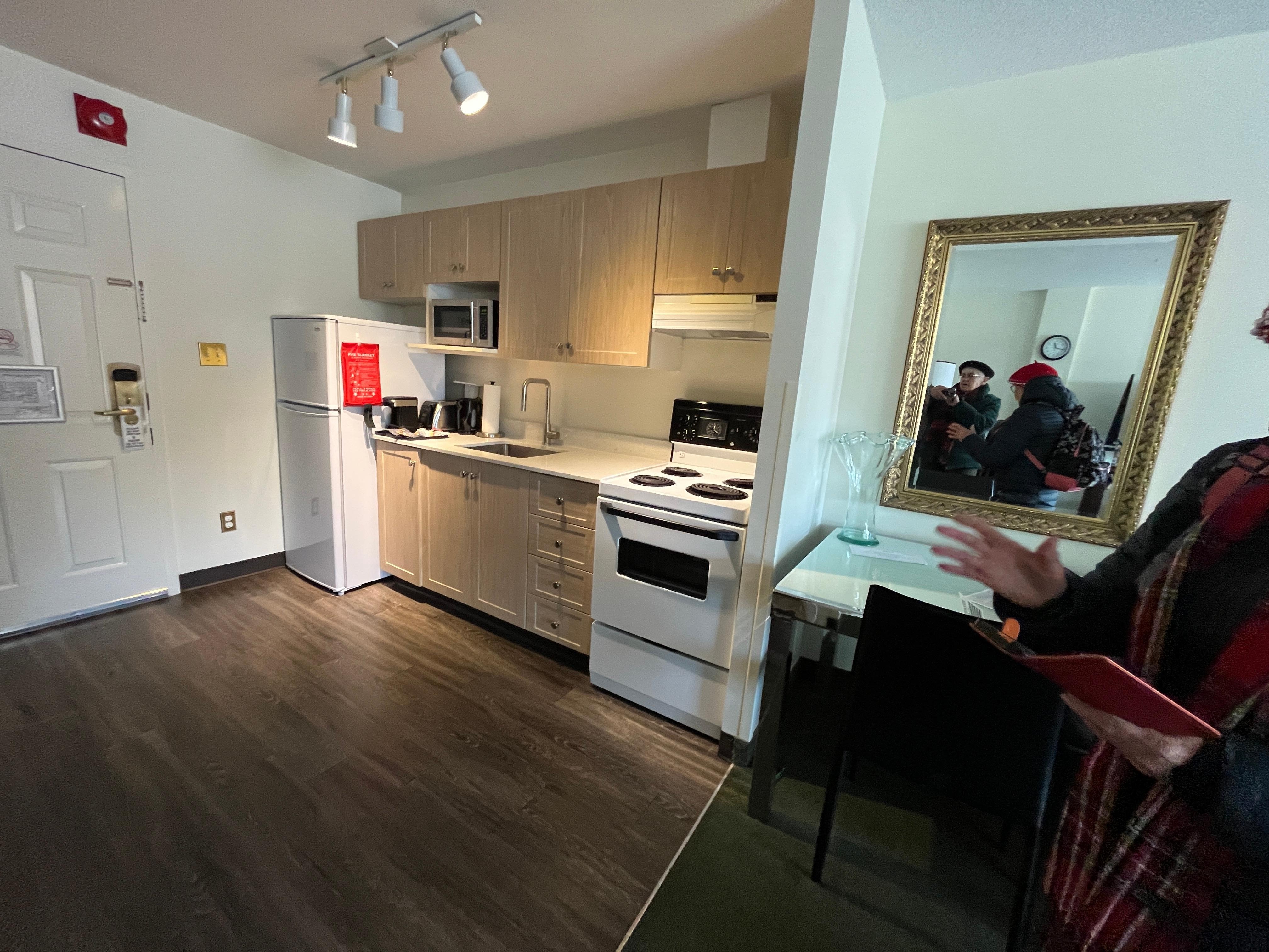 Vaisselle dans les armoires même des coupes à vin