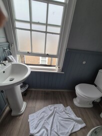 Toalettfönster med full insyn från gatan om man ville ha lite friskluft