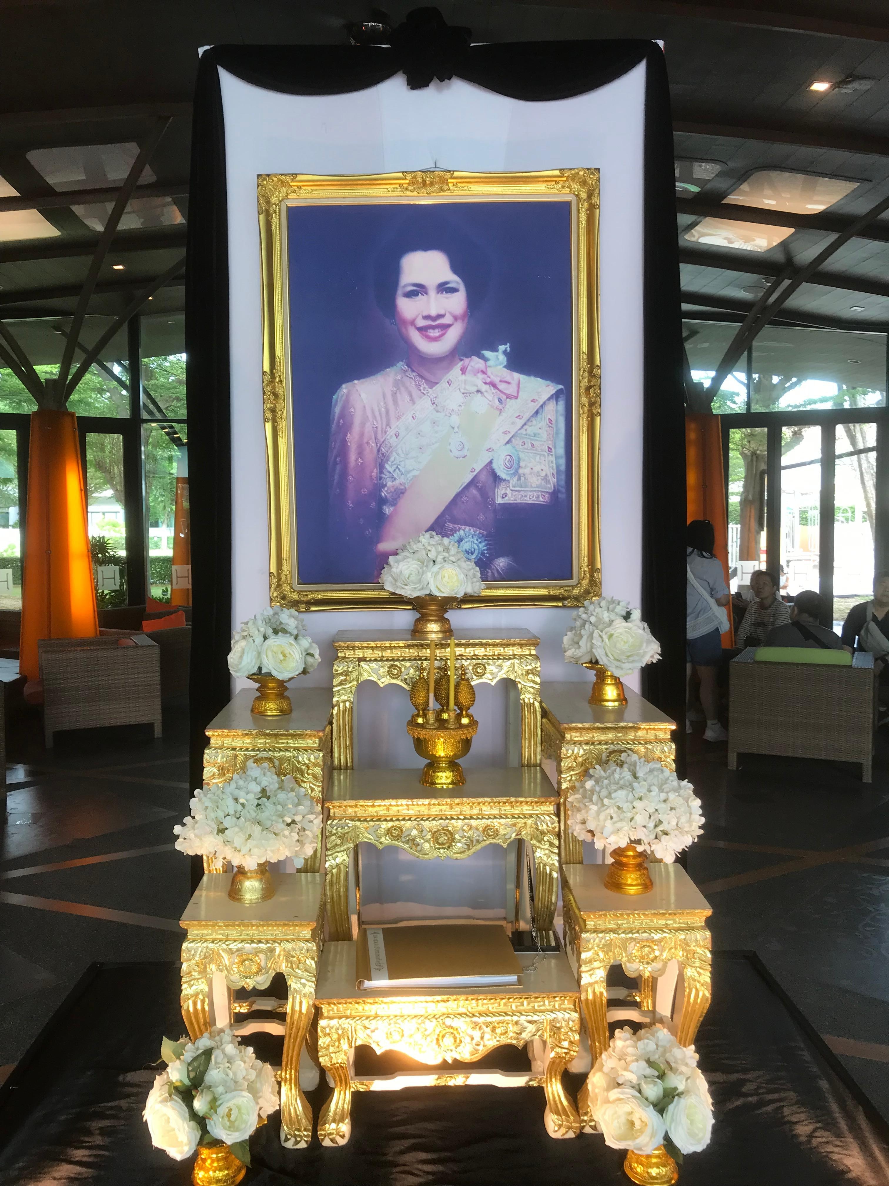 Eerbetoon aan koningin moeder 