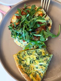 Delicious bagel with arugula and the quiche was amazing made in their very own kitchen